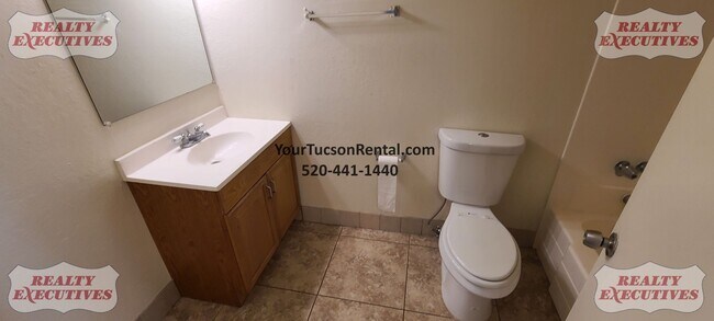 Building Photo - 22nd & Kolb Area Condo - Upstairs unit in ...