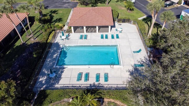 Building Photo - 5630 Golf Pointe Dr