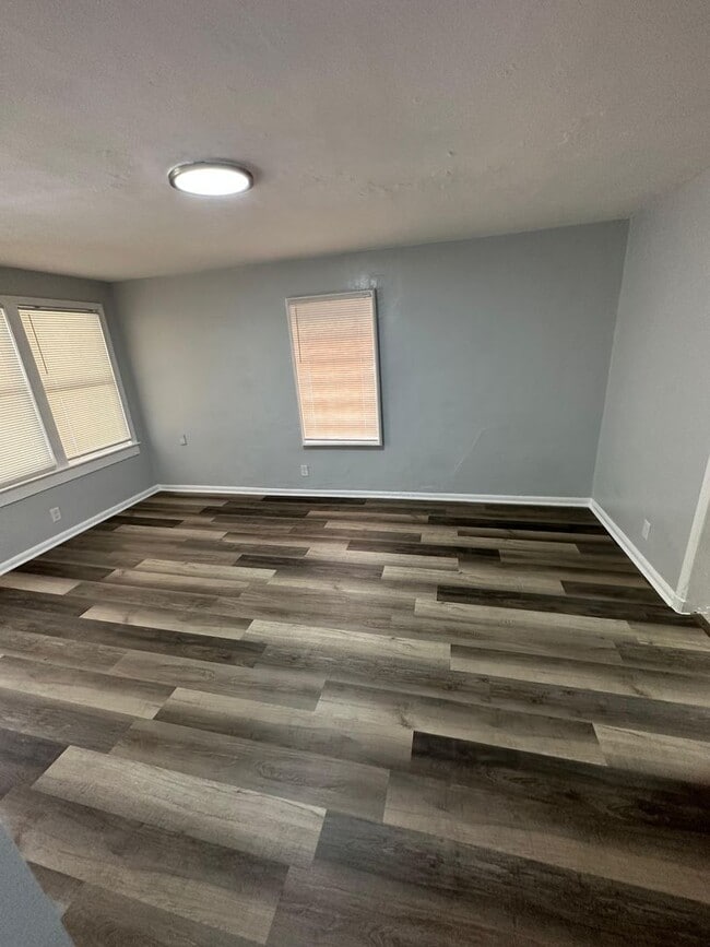 Building Photo - Fully renovated 2/1 single family residenc...