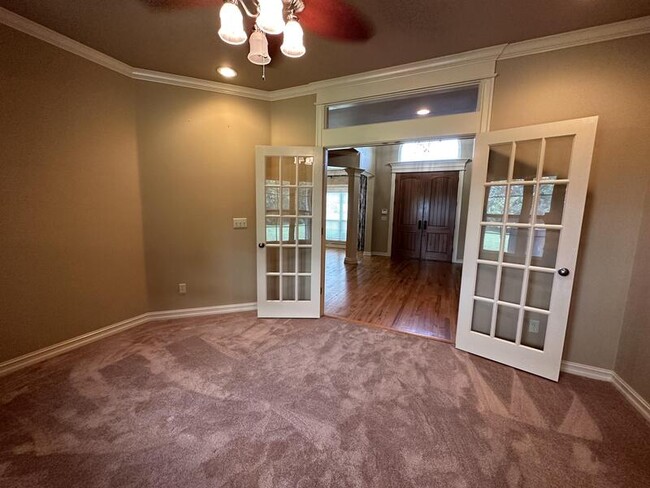 Building Photo - 5300 Oak Meadow Dr