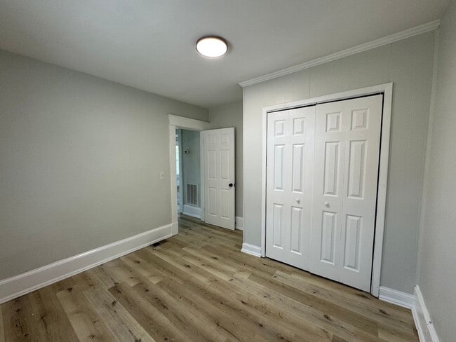 Building Photo - 3bed/1bath House $1395!