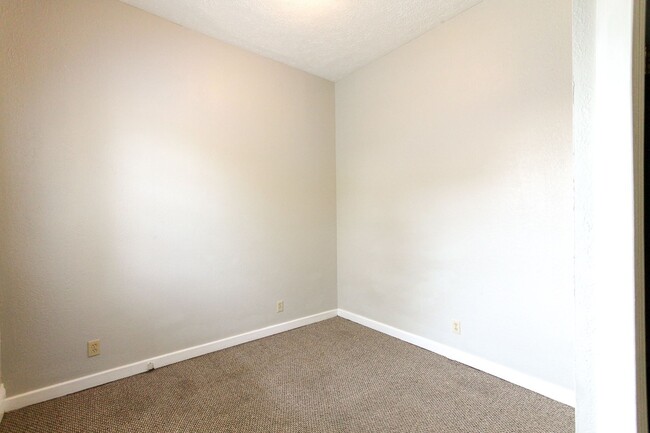 Building Photo - 4 bed, 2 bath Home- Close to Local Shops and Restaurants