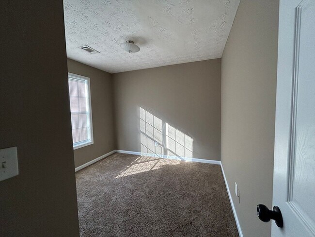 Building Photo - 1536 Ravens Run - Recently Renovated! Bran...