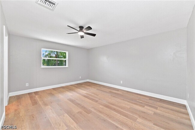 Building Photo - 903 SE 20th Ct