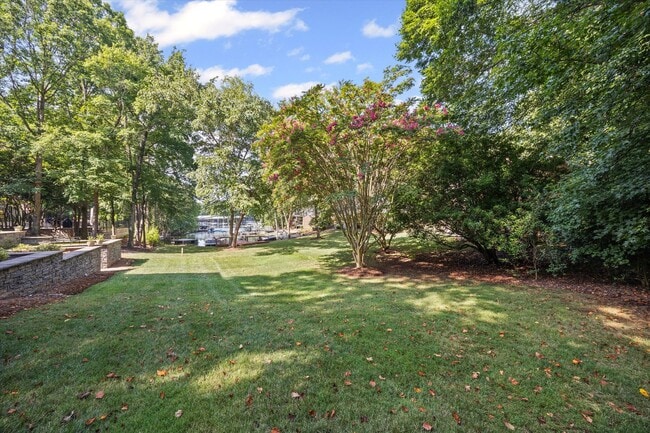 Building Photo - Gorgeous, Fully furnished 3 Bed 3.5 bath h...