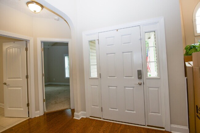 Building Photo - "Large 3-Bedroom plus BONUS Retreat with S...