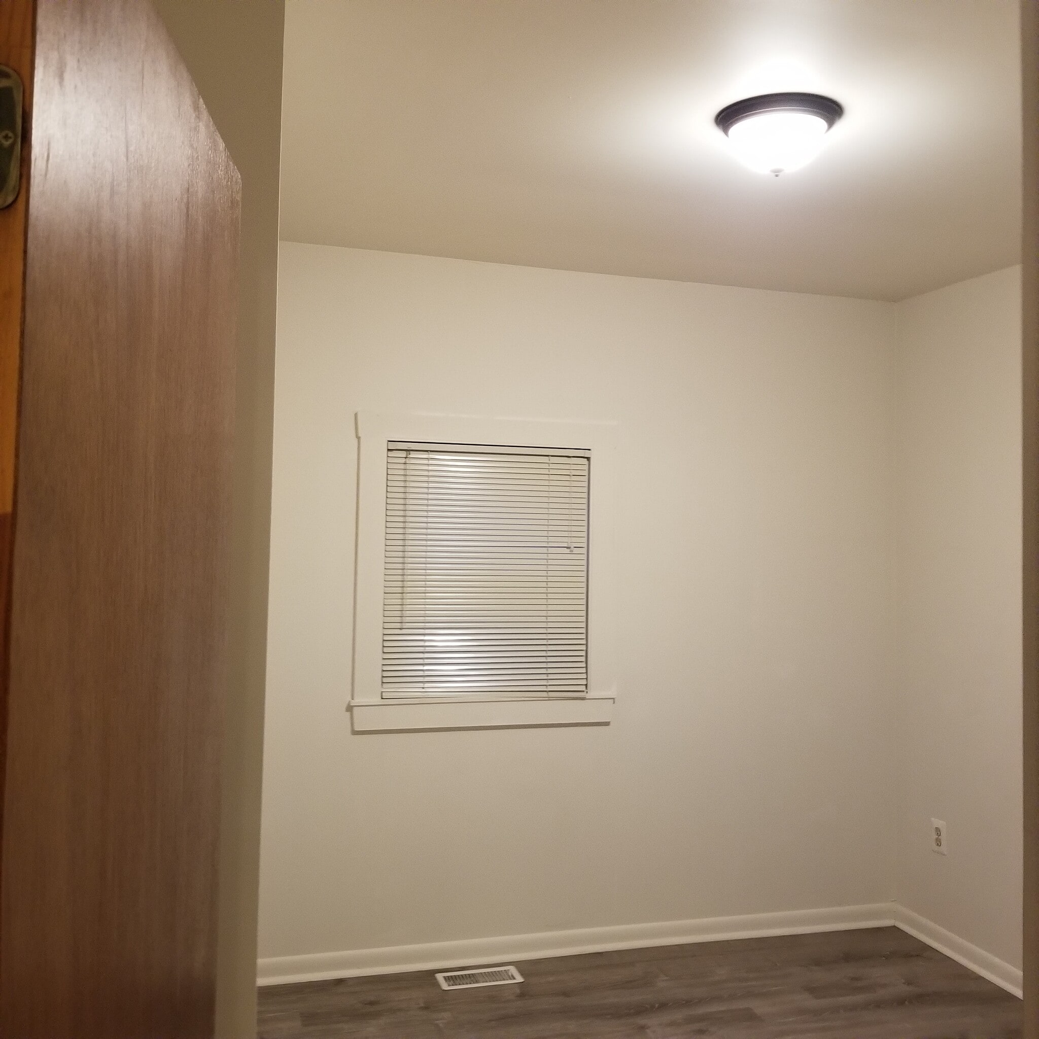 Building Photo - 332 Dennis Ave