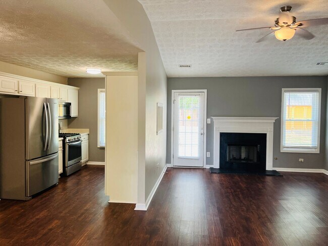 Building Photo - Wow! Renovated 3 bedroom 2 bath home in Ca...