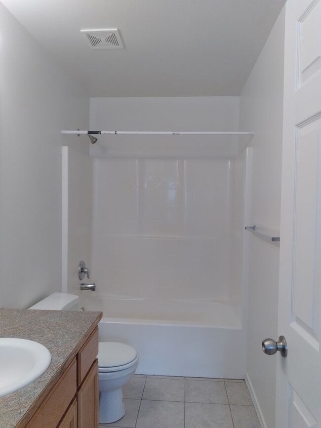 Building Photo - Charming 3-Bed Duplex with 2.5 Baths & 1600 Sq Ft - Prime Spanaway Location!