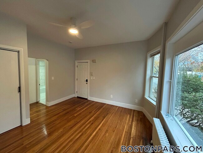 Building Photo - 1576 Cambridge St