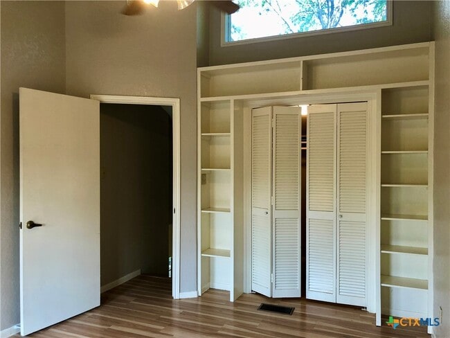 Building Photo - 615 Burleson St