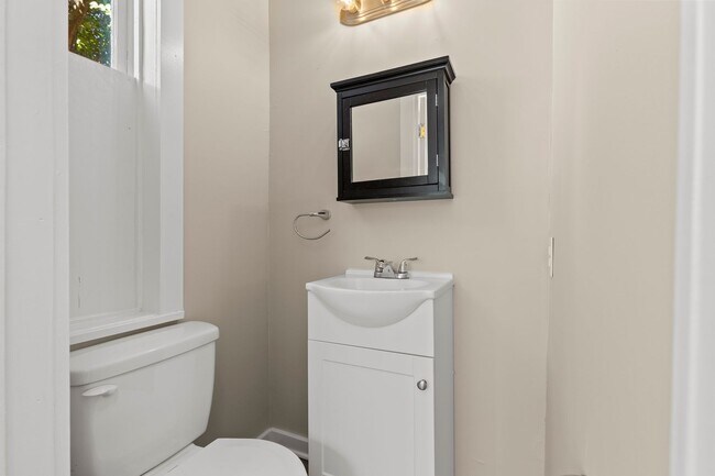 Building Photo - Spacious 4 Bedroom Single Family on Susquehanna St