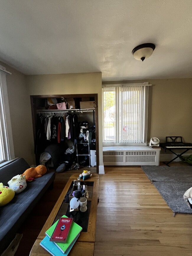 Building Photo - NO SECURITY DEPOSIT 4 bed 1 bath very clos...