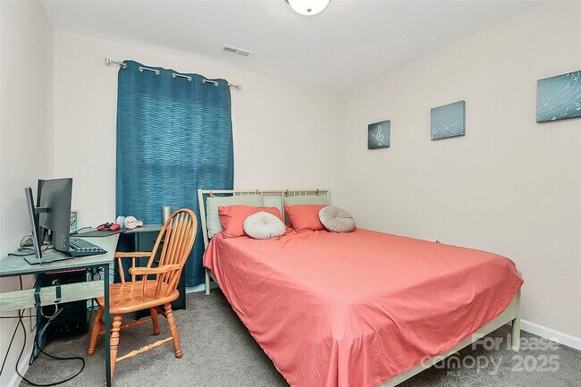 Building Photo - 409 Kickapoo Ave