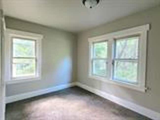 Building Photo - VOUCHER FREINDLY - COME SEE!!!!!!
