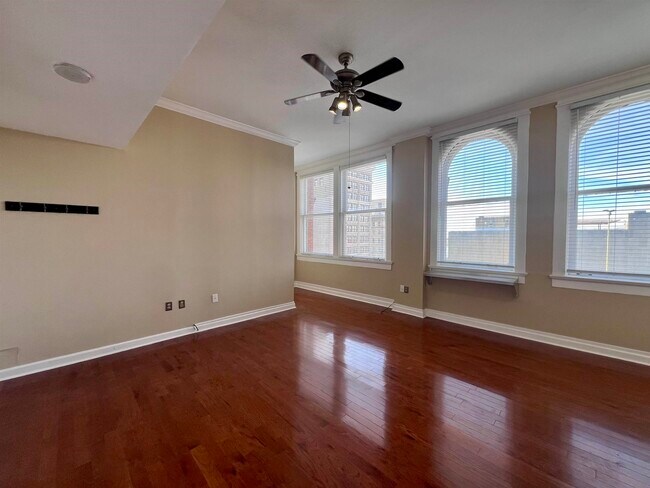 Building Photo - 10 N Main St