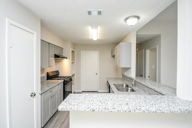 Building Photo - 15315 Cedar Ridge Dr