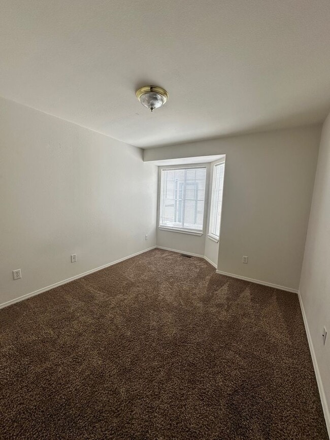 Building Photo - Lovely 3 Bedroom Apartment- Close to Schools/Parks!