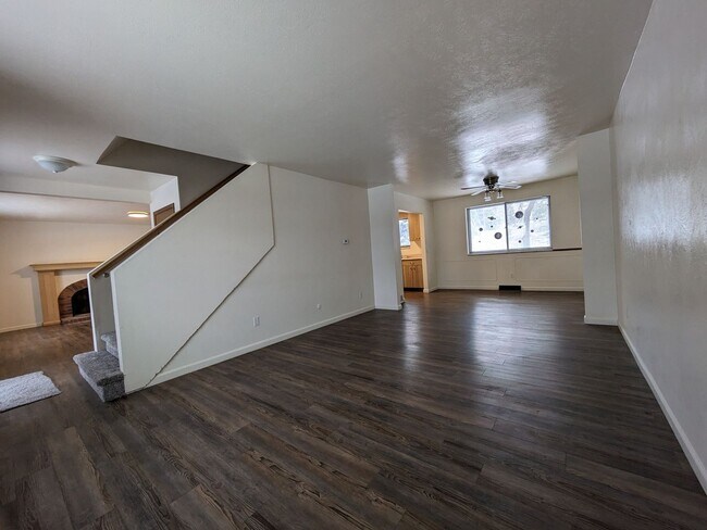 Building Photo - HUGE 4B/3b house on .4 acre lot.  3300sqft with oversize 2 car garage.