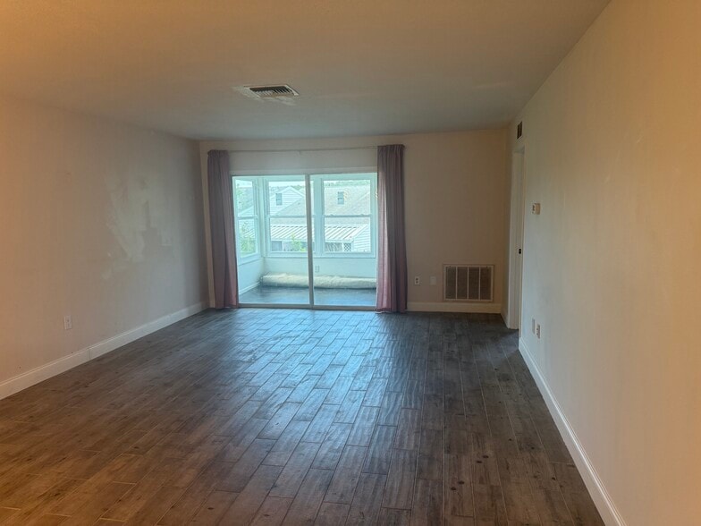Building Photo - 2263 Bancroft Cir N