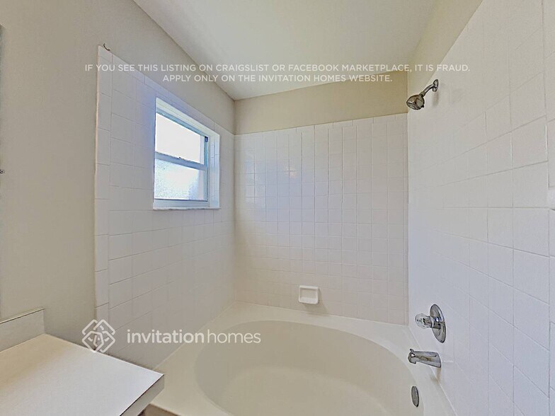 Building Photo - 27347 Breakers Dr