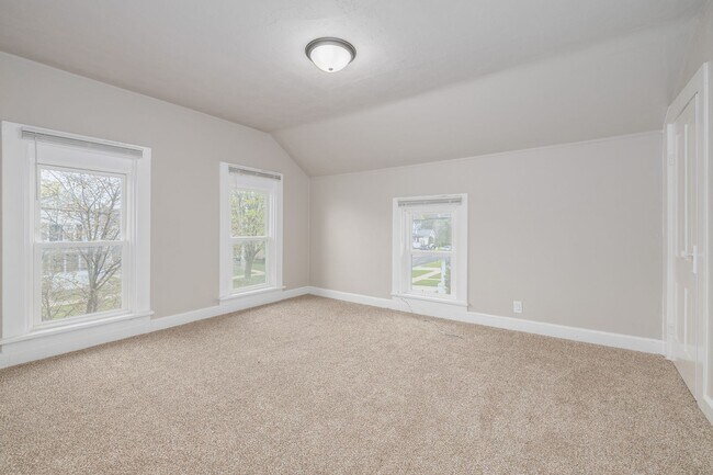 Building Photo - 476 Linden St