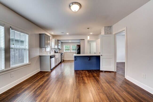 Building Photo - Charming 1920s Home - Fully Renovated | MOVE IN SPECIAL