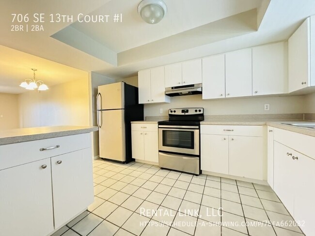 Building Photo - 706 SE 13th Ct