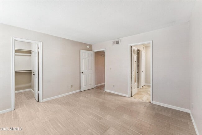 Building Photo - 1402 E Guadalupe Rd