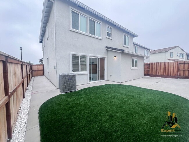 Building Photo - 2081 Blue Star Dr