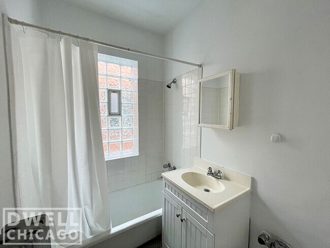 Building Photo - 6900 N Lakewood Ave