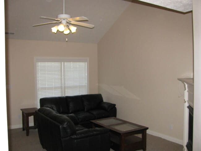 Building Photo - Like new home in Oldham County