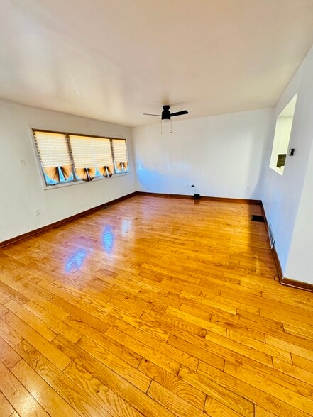 Building Photo - 4342 S Wells St