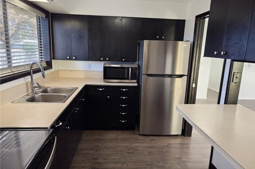 Building Photo - 207 March Dr NE