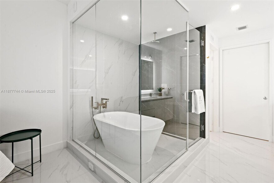 Building Photo - 700 NE 24th St