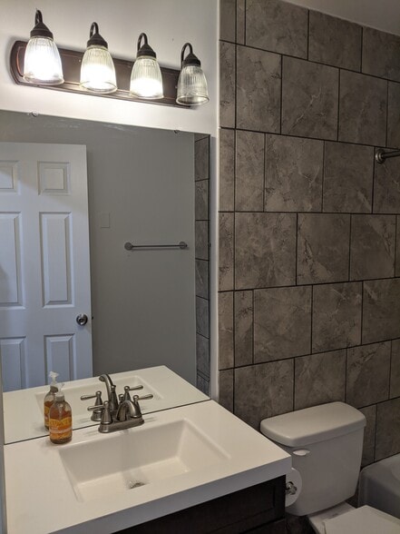 Full Bathroom - 310 Semple St