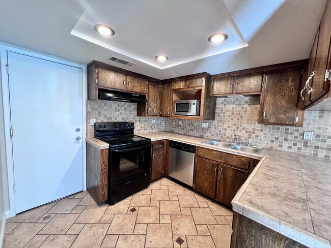 Building Photo - $2,295 Villa & Barstow, 3 Bedroom Condo - ...