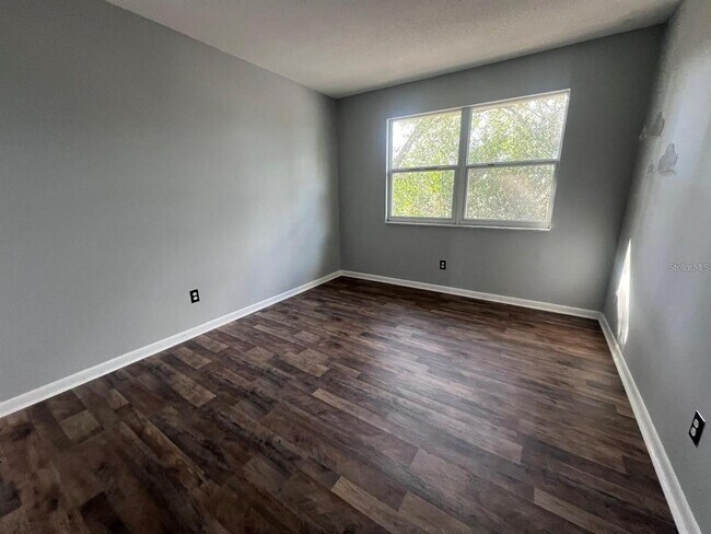 Building Photo - 2072 Los Lomas Dr