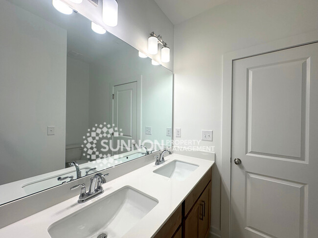 Building Photo - 2 Bedroom, 2.5 Bathroom in Brand New Royal...