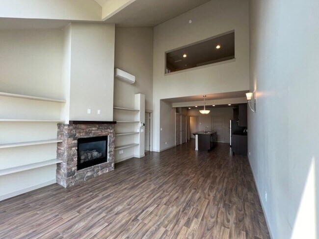 Building Photo - 2200 Greenview Cir