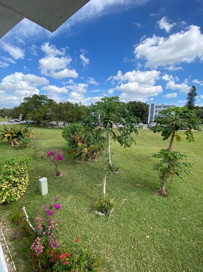 Building Photo - 72 Newport D