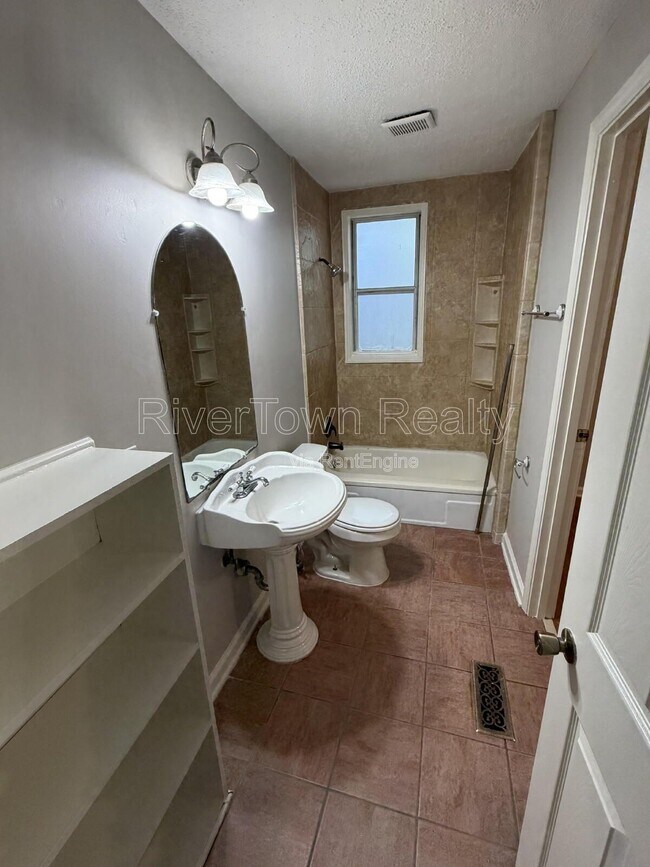 Building Photo - 736 Echles St