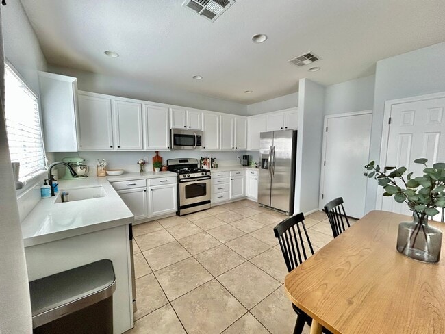 Building Photo - Beautiful 2 story home in Mountain’s Edge