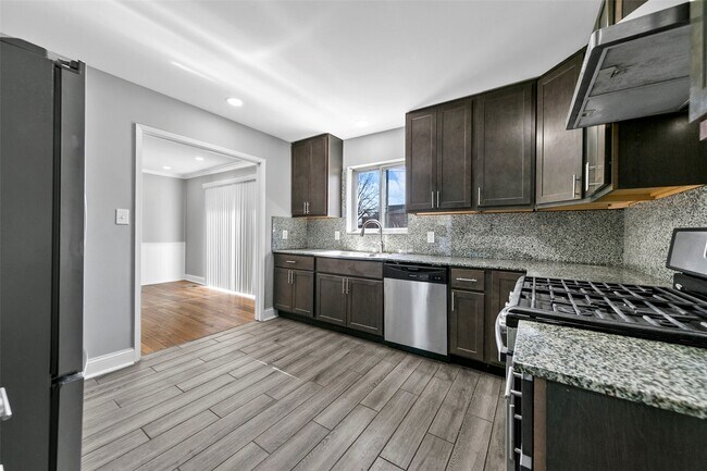 Building Photo - 1308 Havenhurst Rd