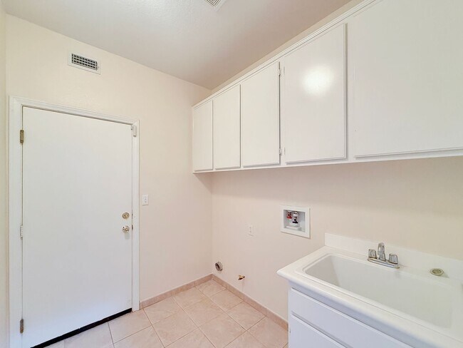 Building Photo - Beautiful 5B/3BA Home in Vista Available for Rent!