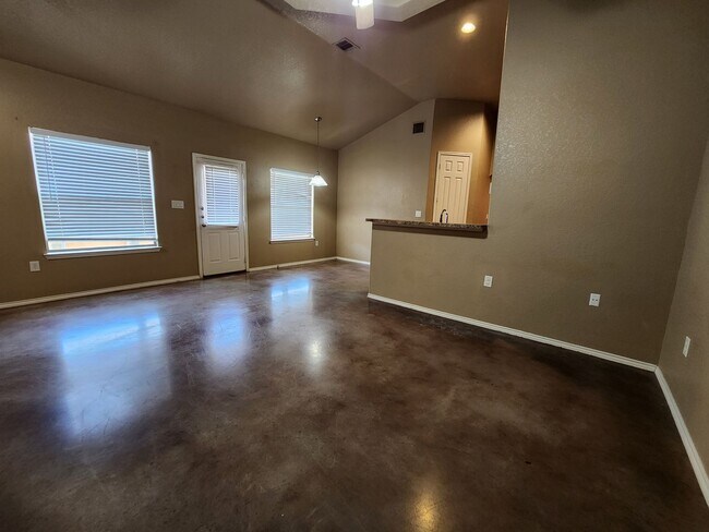 Building Photo - 3/2/1 Duplex w/ Stained Concrete Floors Th...