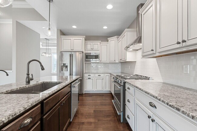 Building Photo - 1605 Labrador Dr