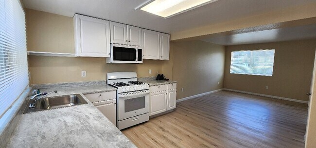 Building Photo - Nice Condo 2 Bedroom 1 Bath Off Street Parking in Great Area Valljeo