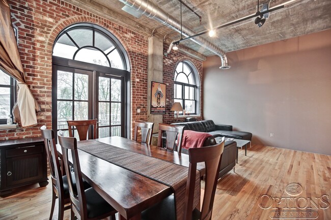 Building Photo - Heart of Buckhead Loft