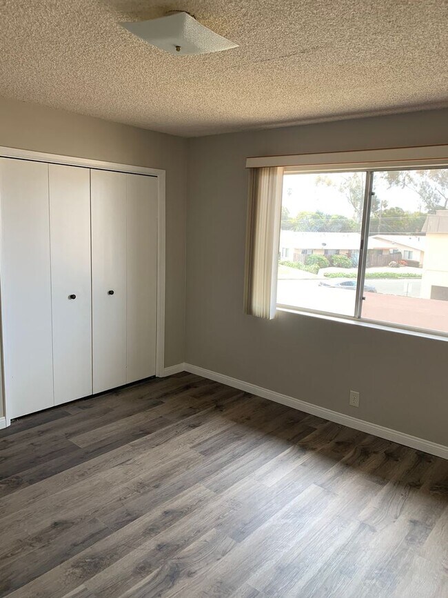 Building Photo - Spacious 1 Bedroom 1 Bath Upstairs Apartment